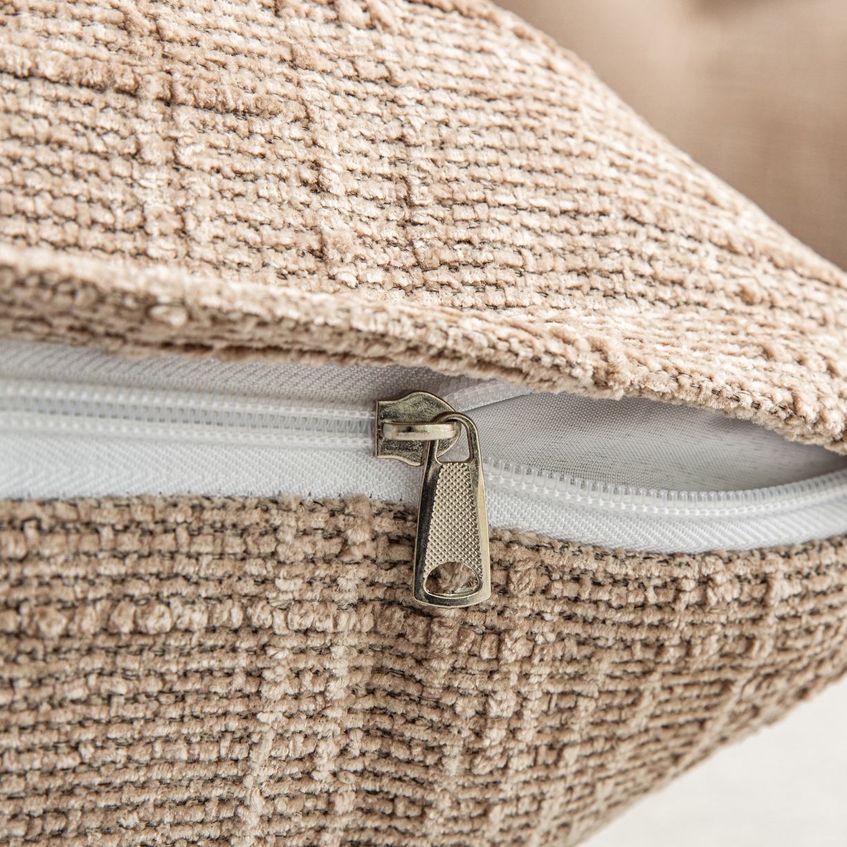 91家纺网 家纺一手货源 找家纺 美达人 2026新款肌理麻靠背 肌理-纽扣-沙棕色