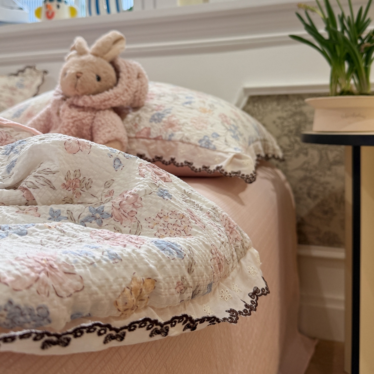 91家纺网 家纺一手货源 找家纺 水墨江南 2026新款泡芙纱全棉花边夏被四件套 花边夏被-粉黛佳人