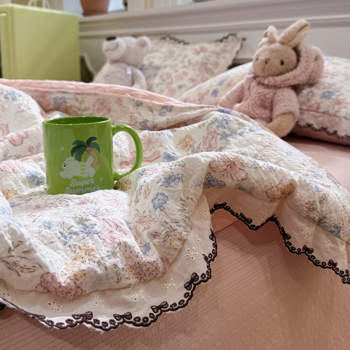 91家纺网 家纺一手货源 找家纺 水墨江南 2026新款泡芙纱全棉花边夏被四件套 花边夏被-粉黛佳人