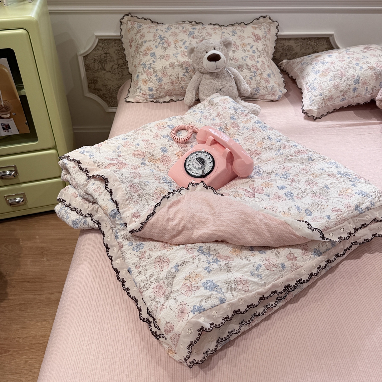 91家纺网 家纺一手货源 找家纺 水墨江南 2026新款泡芙纱全棉花边夏被四件套 花边夏被-粉黛佳人