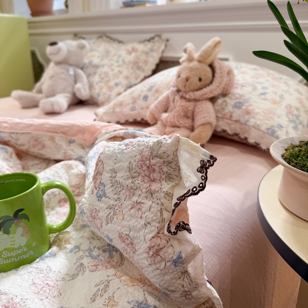 91家纺网 家纺一手货源 找家纺 水墨江南 2026新款泡芙纱全棉花边夏被四件套 花边夏被-粉黛佳人