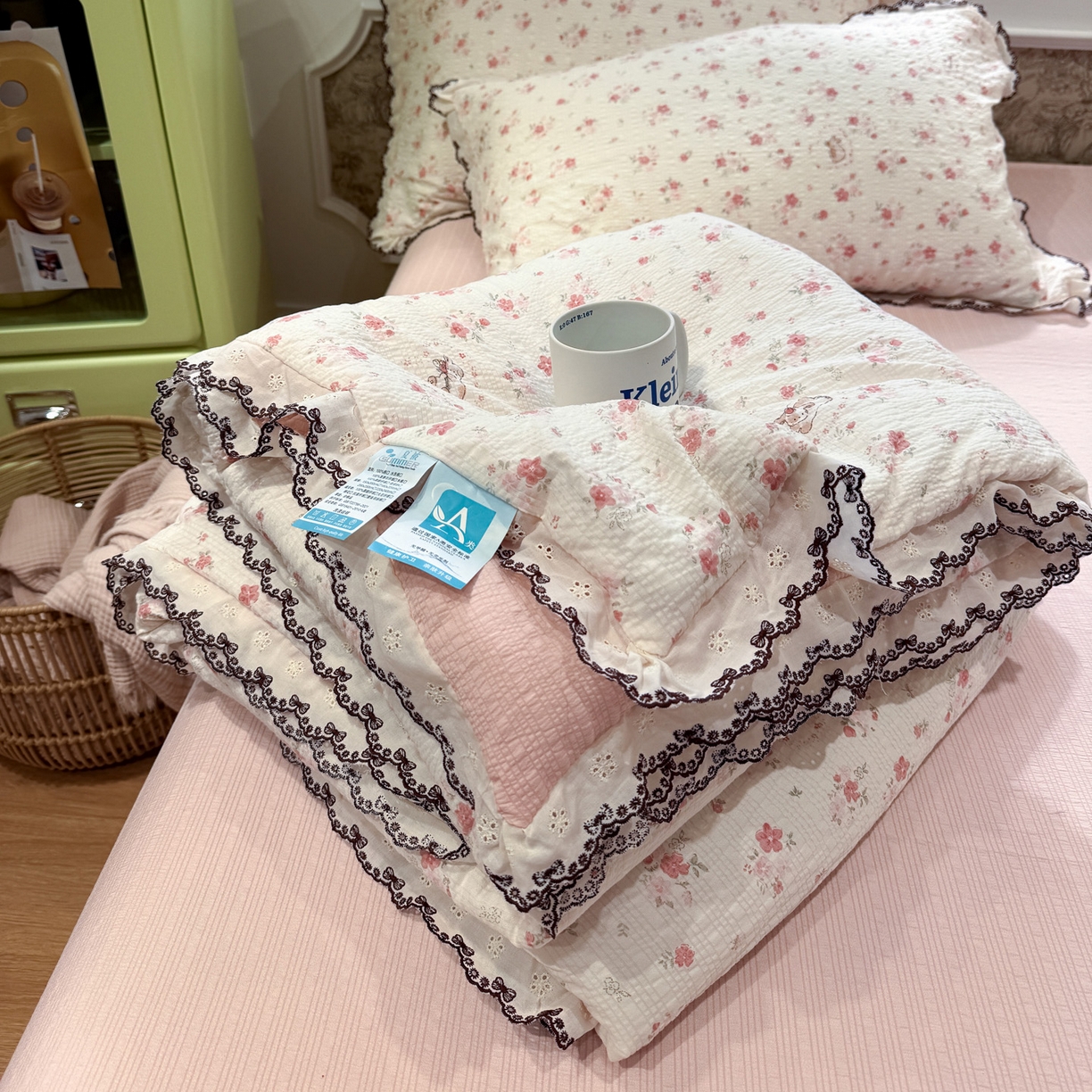 91家纺网 家纺一手货源 找家纺 水墨江南 2026新款泡芙纱全棉花边夏被四件套 花边夏被-粉黛小兔
