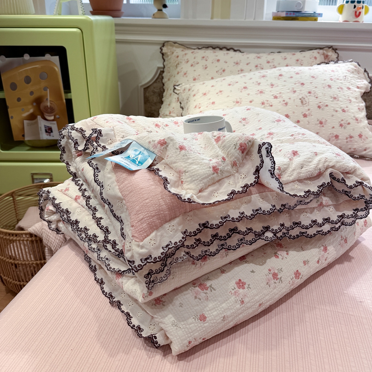 91家纺网 家纺一手货源 找家纺 水墨江南 2026新款泡芙纱全棉花边夏被四件套 花边夏被-粉黛小兔