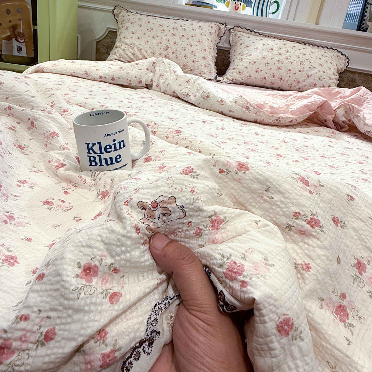 91家纺网 家纺一手货源 找家纺 水墨江南 2026新款泡芙纱全棉花边夏被四件套 花边夏被-粉黛小兔