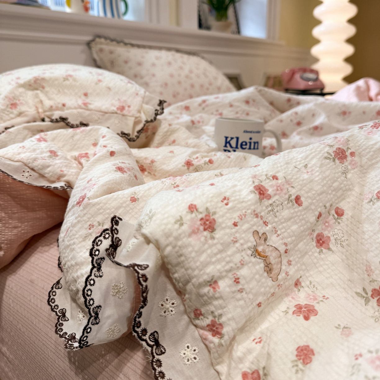 91家纺网 家纺一手货源 找家纺 水墨江南 2026新款泡芙纱全棉花边夏被四件套 花边夏被-粉黛小兔