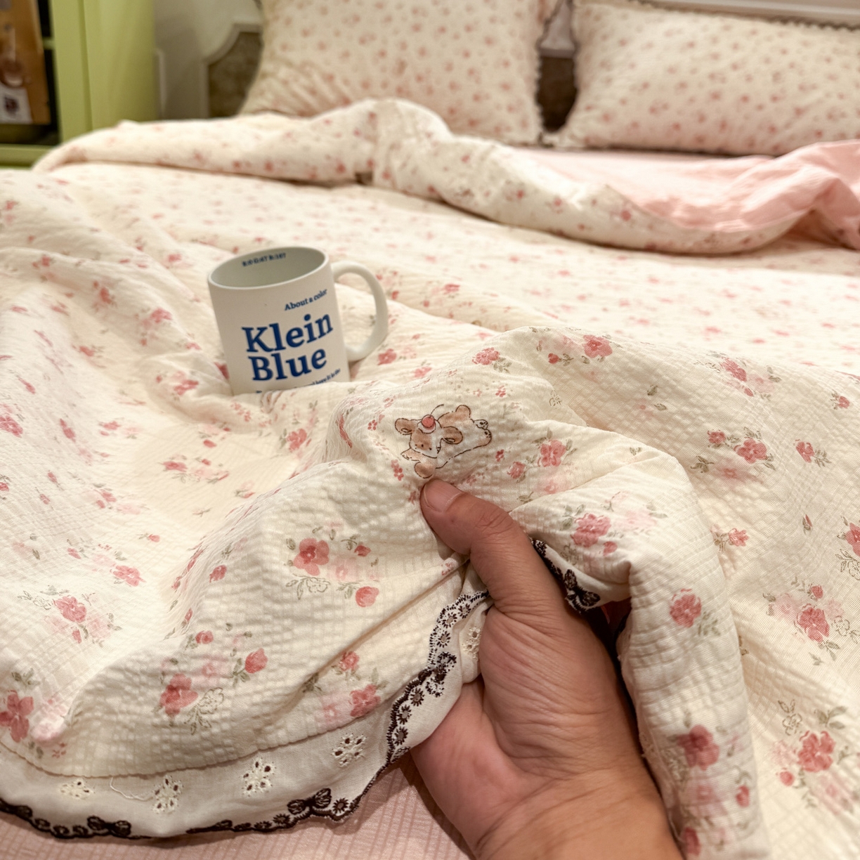 91家纺网 家纺一手货源 找家纺 水墨江南 2026新款泡芙纱全棉花边夏被四件套 花边夏被-粉黛小兔