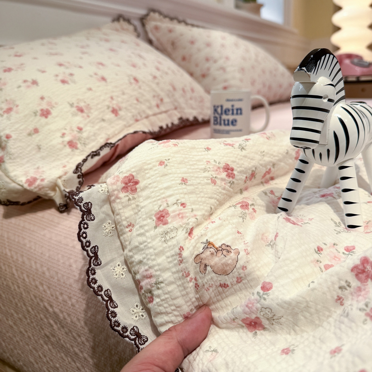 91家纺网 家纺一手货源 找家纺 水墨江南 2026新款泡芙纱全棉花边夏被四件套 花边夏被-粉黛小兔