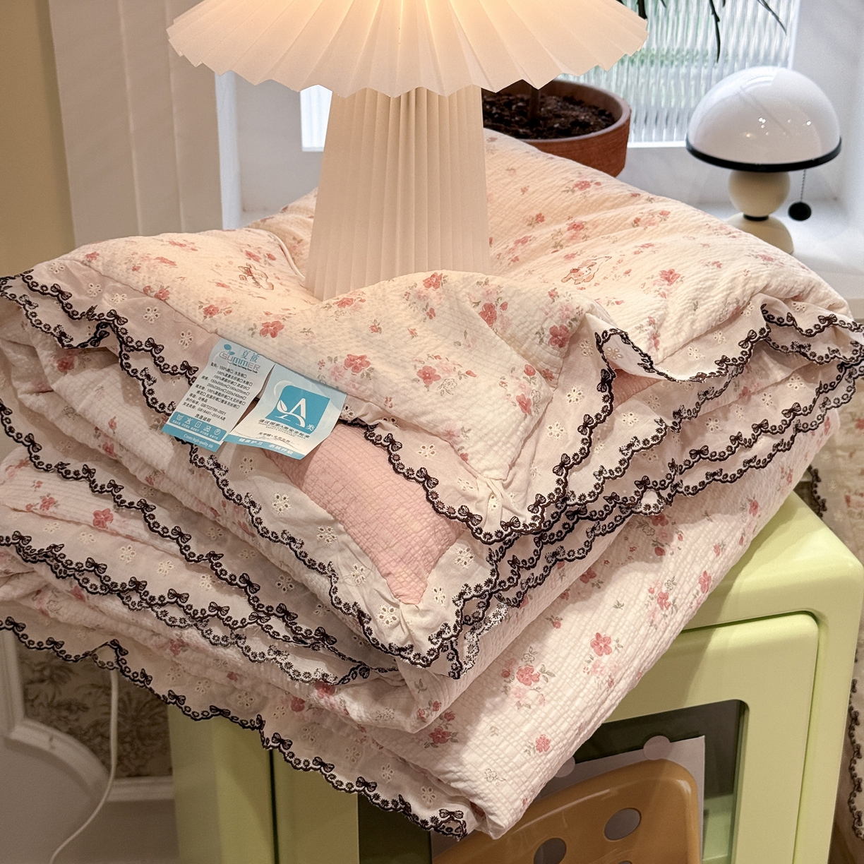 91家纺网 家纺一手货源 找家纺 水墨江南 2026新款泡芙纱全棉花边夏被四件套 花边夏被-粉黛小兔