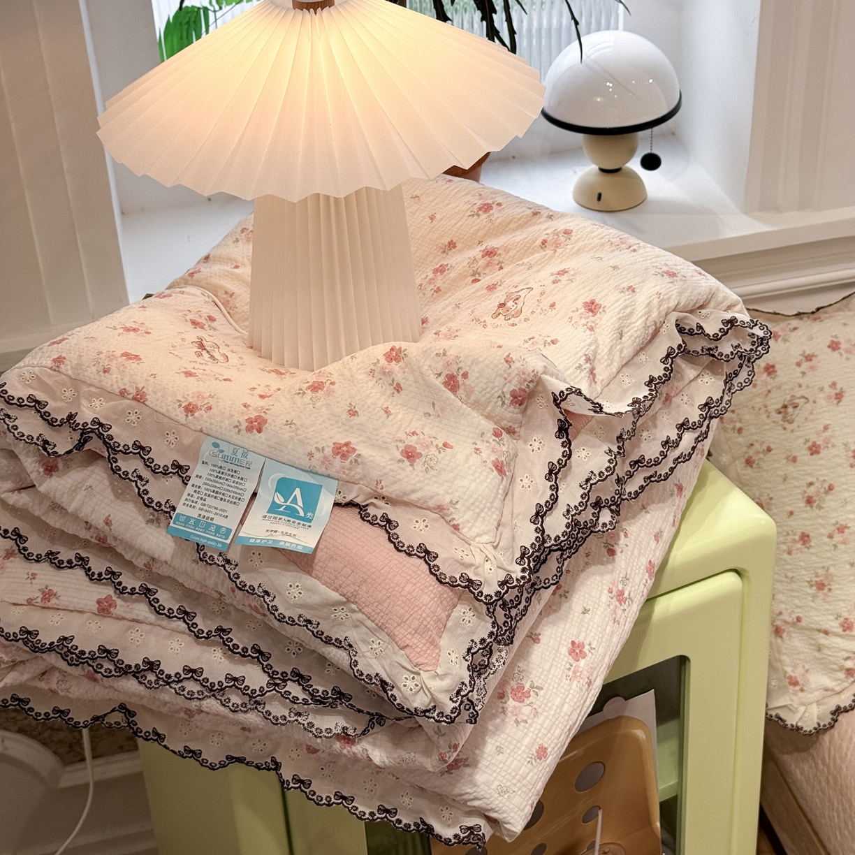 91家纺网 家纺一手货源 找家纺 水墨江南 2026新款泡芙纱全棉花边夏被四件套 花边夏被-粉黛小兔