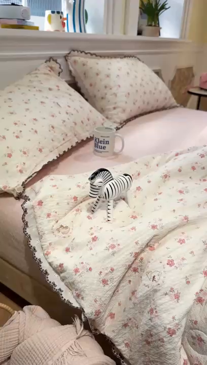 91家纺网 家纺一手货源 找家纺 水墨江南 2026新款泡芙纱全棉花边夏被四件套 花边夏被-粉黛小兔