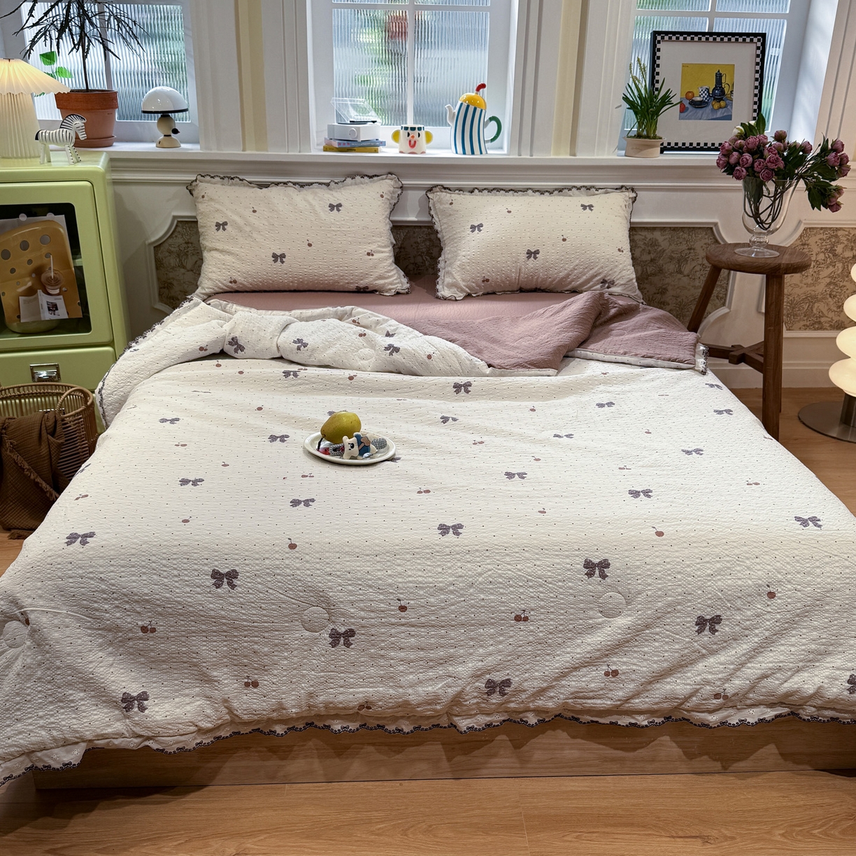 91家纺网 家纺一手货源 找家纺 水墨江南 2026新款泡芙纱全棉花边夏被四件套 花边夏被-蝴蝶结果果