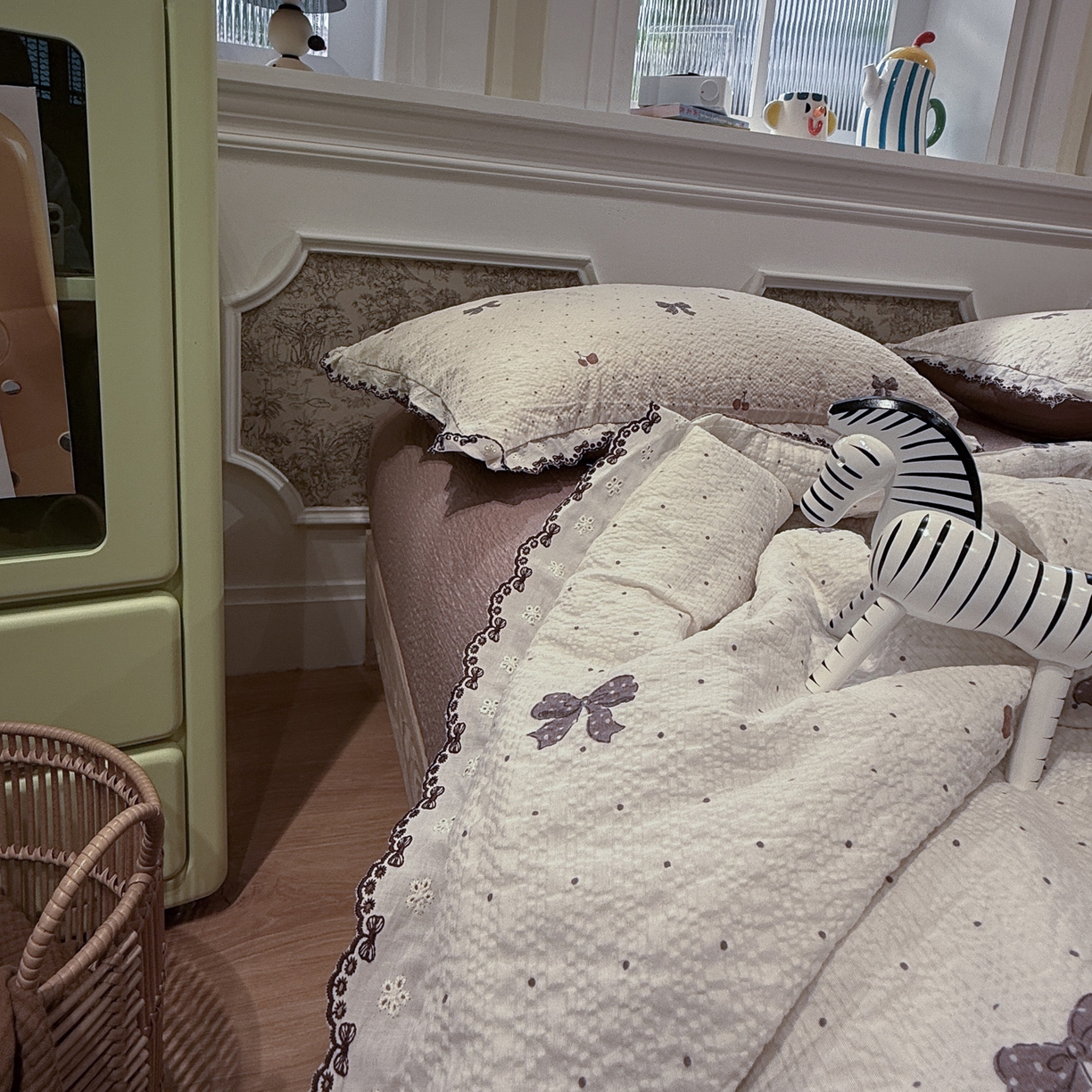 91家纺网 家纺一手货源 找家纺 水墨江南 2026新款泡芙纱全棉花边夏被四件套 花边夏被-蝴蝶结果果