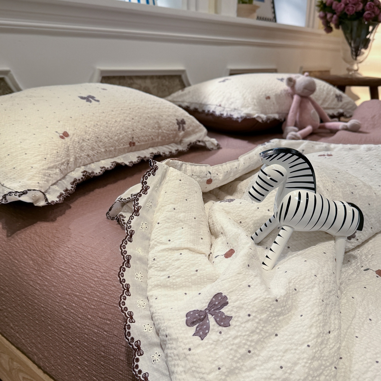 91家纺网 家纺一手货源 找家纺 水墨江南 2026新款泡芙纱全棉花边夏被四件套 花边夏被-蝴蝶结果果