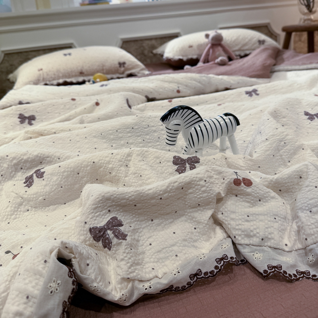 91家纺网 家纺一手货源 找家纺 水墨江南 2026新款泡芙纱全棉花边夏被四件套 花边夏被-蝴蝶结果果