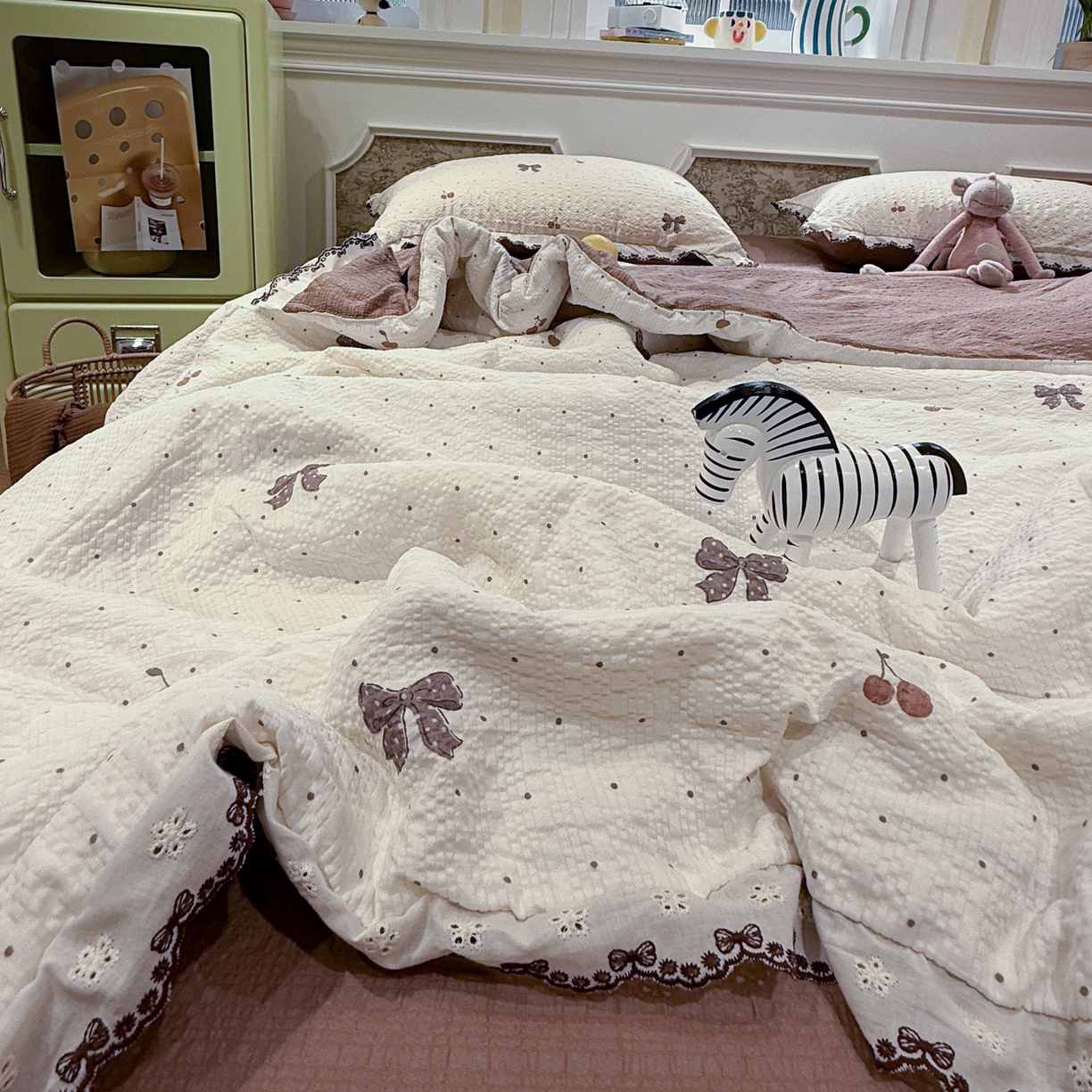 91家纺网 家纺一手货源 找家纺 水墨江南 2026新款泡芙纱全棉花边夏被四件套 花边夏被-蝴蝶结果果