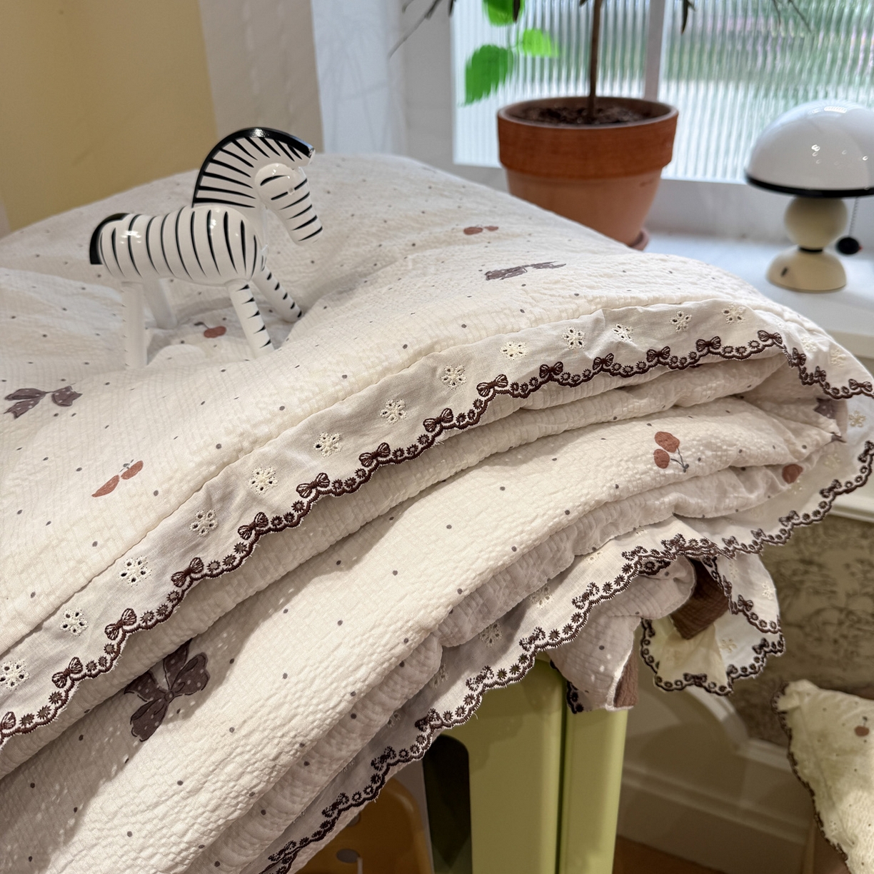 91家纺网 家纺一手货源 找家纺 水墨江南 2026新款泡芙纱全棉花边夏被四件套 花边夏被-蝴蝶结果果