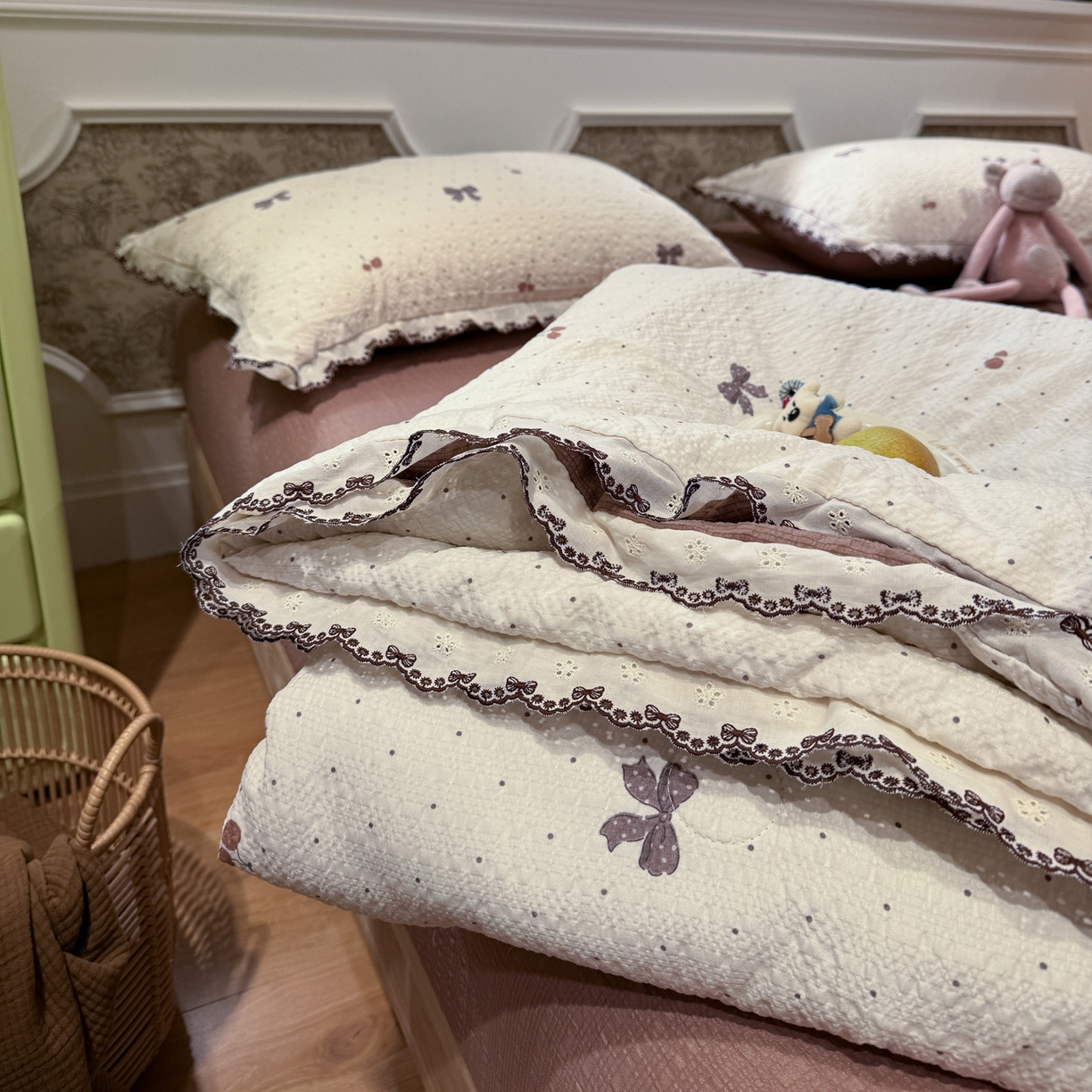 91家纺网 家纺一手货源 找家纺 水墨江南 2026新款泡芙纱全棉花边夏被四件套 花边夏被-蝴蝶结果果