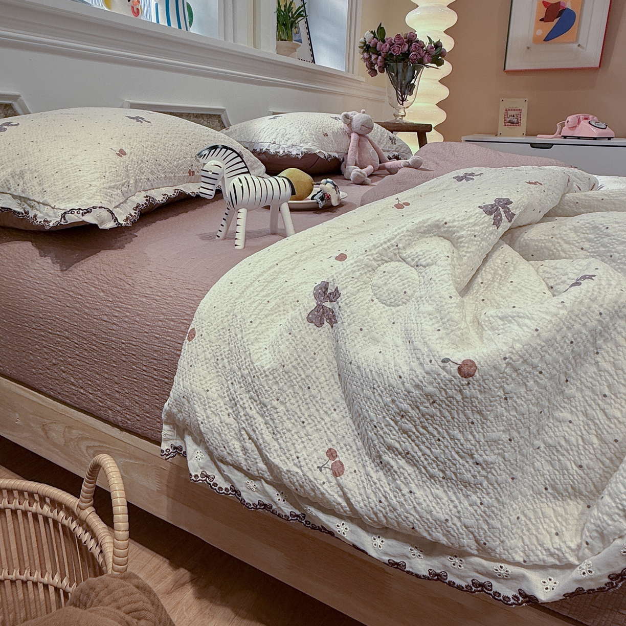 91家纺网 家纺一手货源 找家纺 水墨江南 2026新款泡芙纱全棉花边夏被四件套 花边夏被-蝴蝶结果果