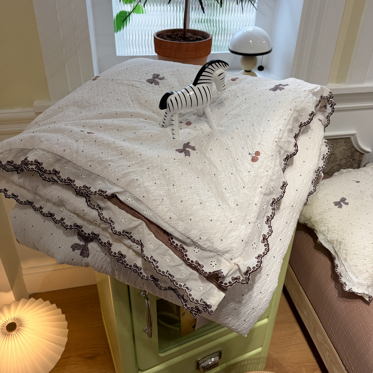 91家纺网 家纺一手货源 找家纺 水墨江南 2026新款泡芙纱全棉花边夏被四件套 花边夏被-蝴蝶结果果