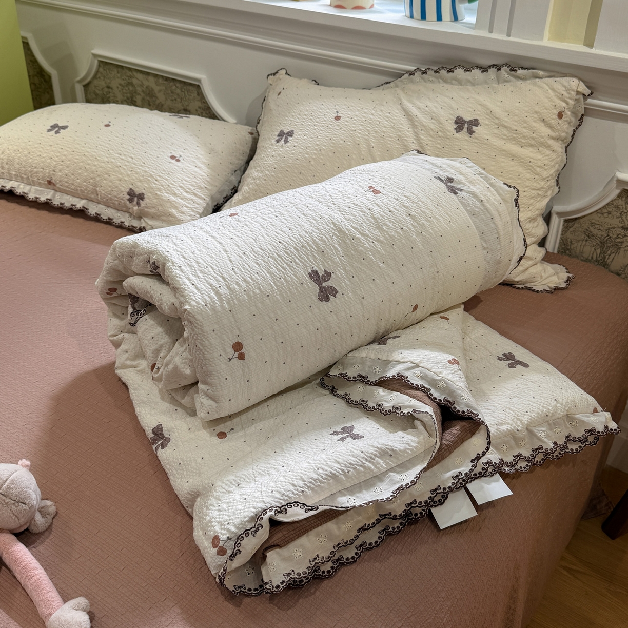 91家纺网 家纺一手货源 找家纺 水墨江南 2026新款泡芙纱全棉花边夏被四件套 花边夏被-蝴蝶结果果