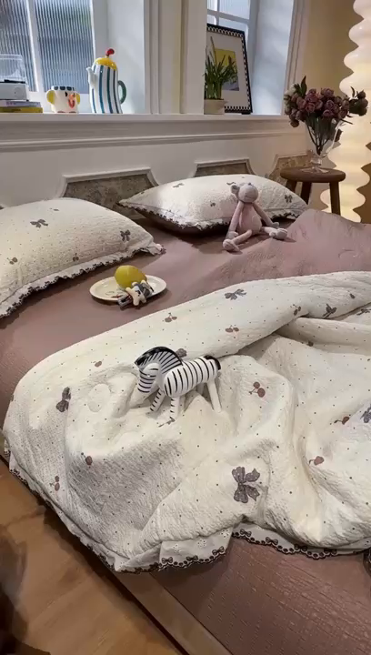 91家纺网 家纺一手货源 找家纺 水墨江南 2026新款泡芙纱全棉花边夏被四件套 花边夏被-蝴蝶结果果