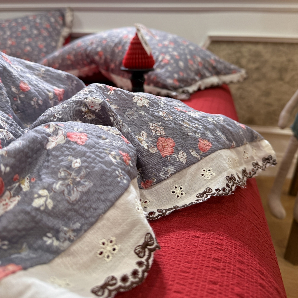 91家纺网 家纺一手货源 找家纺 水墨江南 2026新款泡芙纱全棉花边夏被四件套 花边夏被-花季