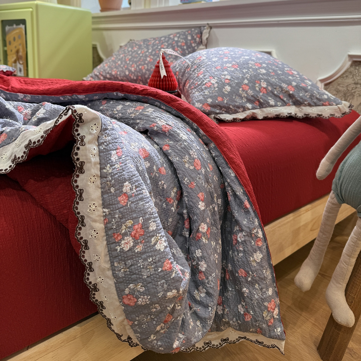 91家纺网 家纺一手货源 找家纺 水墨江南 2026新款泡芙纱全棉花边夏被四件套 花边夏被-花季