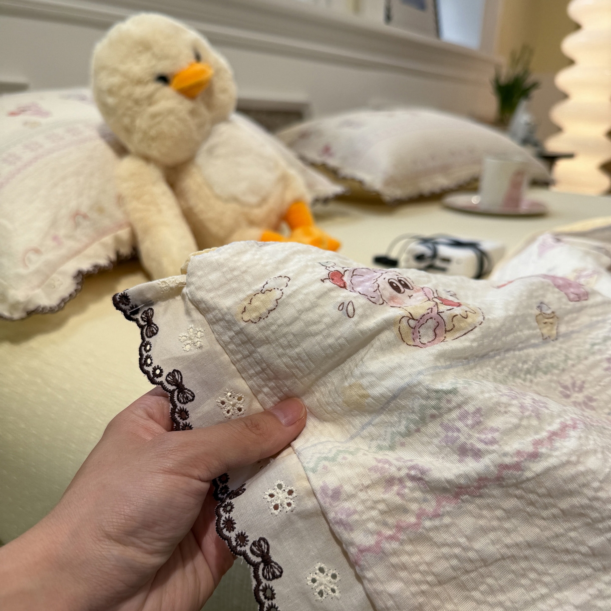 91家纺网 家纺一手货源 找家纺 水墨江南 2026新款泡芙纱全棉花边夏被四件套 花边夏被-黄色星仔