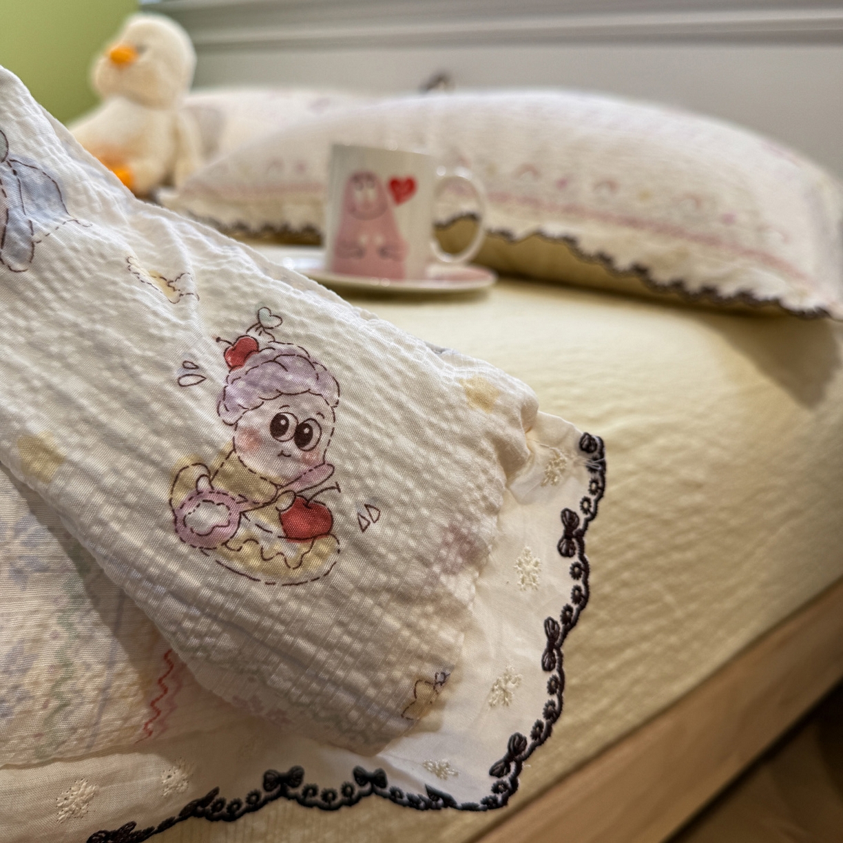 91家纺网 家纺一手货源 找家纺 水墨江南 2026新款泡芙纱全棉花边夏被四件套 花边夏被-黄色星仔