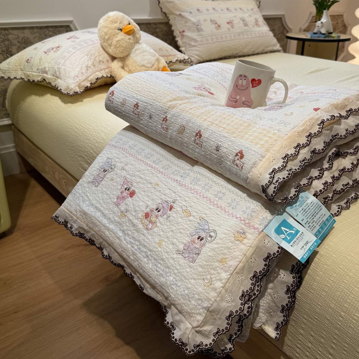 91家纺网 家纺一手货源 找家纺 水墨江南 2026新款泡芙纱全棉花边夏被四件套 花边夏被-黄色星仔