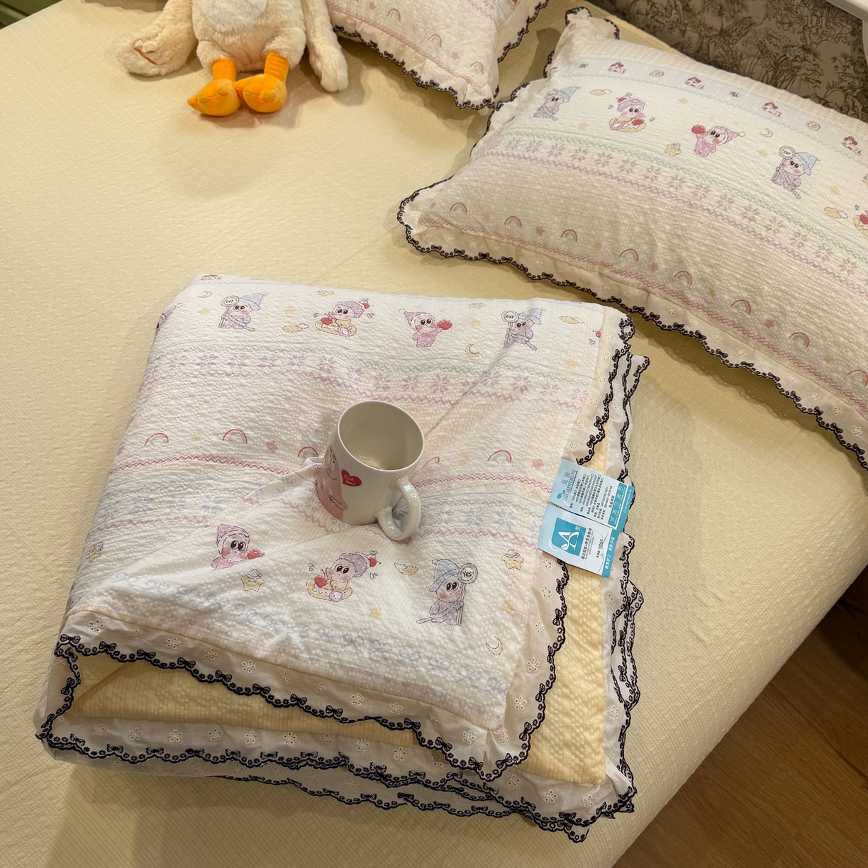 91家纺网 家纺一手货源 找家纺 水墨江南 2026新款泡芙纱全棉花边夏被四件套 花边夏被-黄色星仔