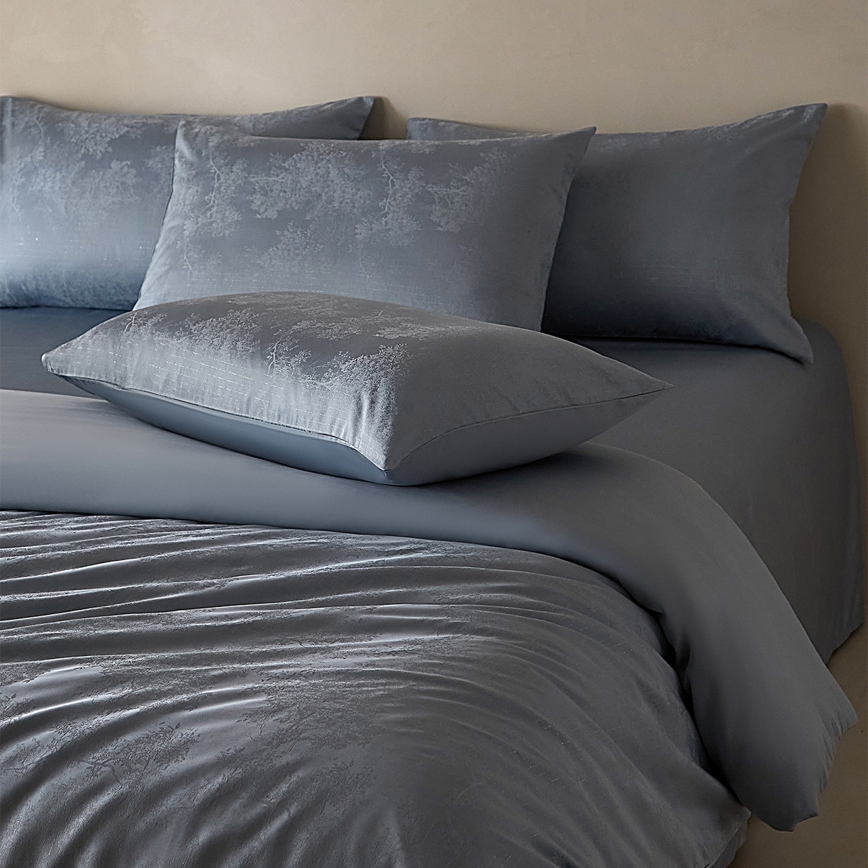 91家纺网 家纺一手货源 找家纺 ONE TWO ONE 121 2026新款60支轻奢天丝棉床上用品四件套天丝棉提花款 微风树夏