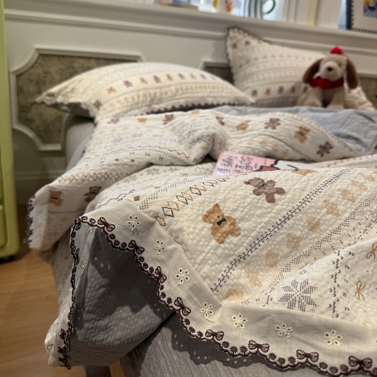 91家纺网 家纺一手货源 找家纺 水墨江南 2026新款泡芙纱全棉花边夏被四件套 花边夏被-咖啡小熊