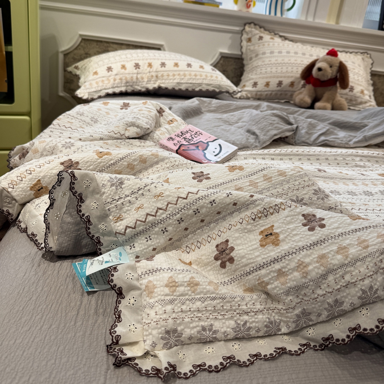 91家纺网 家纺一手货源 找家纺 水墨江南 2026新款泡芙纱全棉花边夏被四件套 花边夏被-咖啡小熊