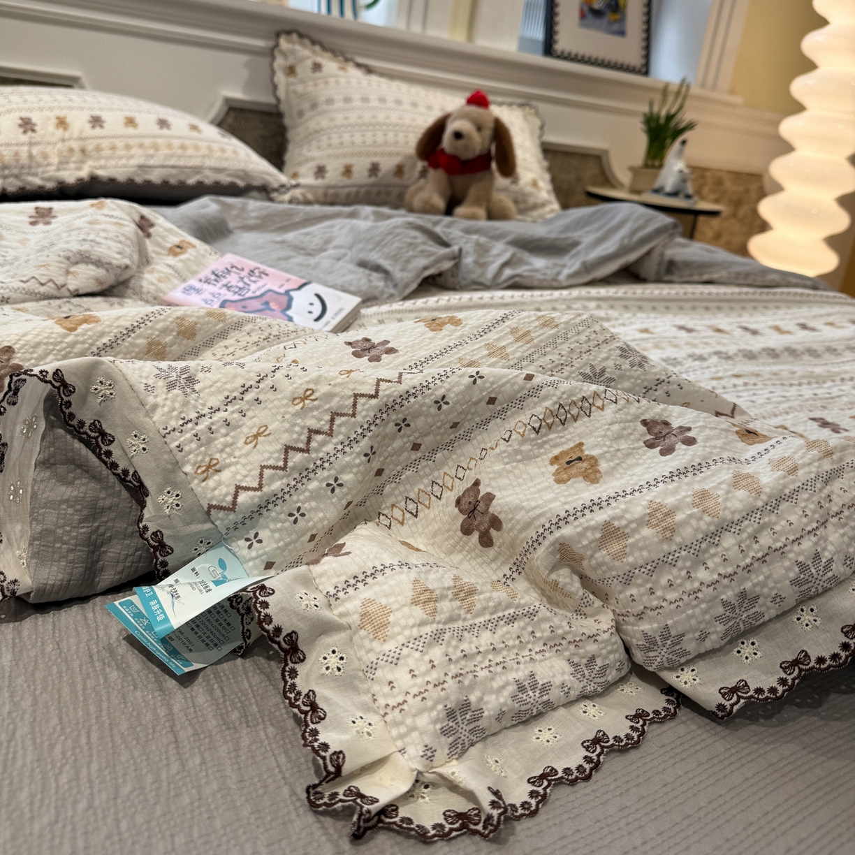 91家纺网 家纺一手货源 找家纺 水墨江南 2026新款泡芙纱全棉花边夏被四件套 花边夏被-咖啡小熊