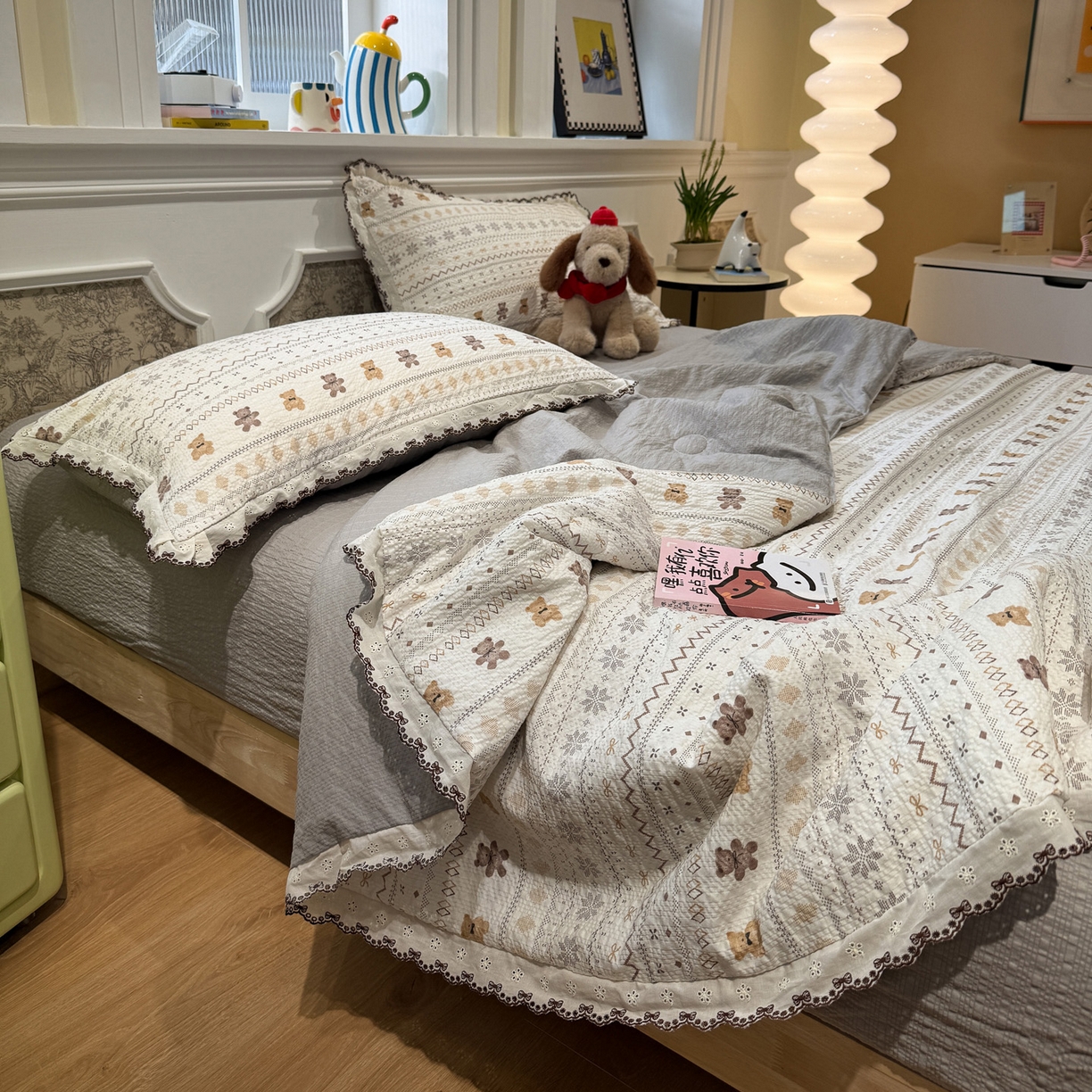 91家纺网 家纺一手货源 找家纺 水墨江南 2026新款泡芙纱全棉花边夏被四件套 花边夏被-咖啡小熊