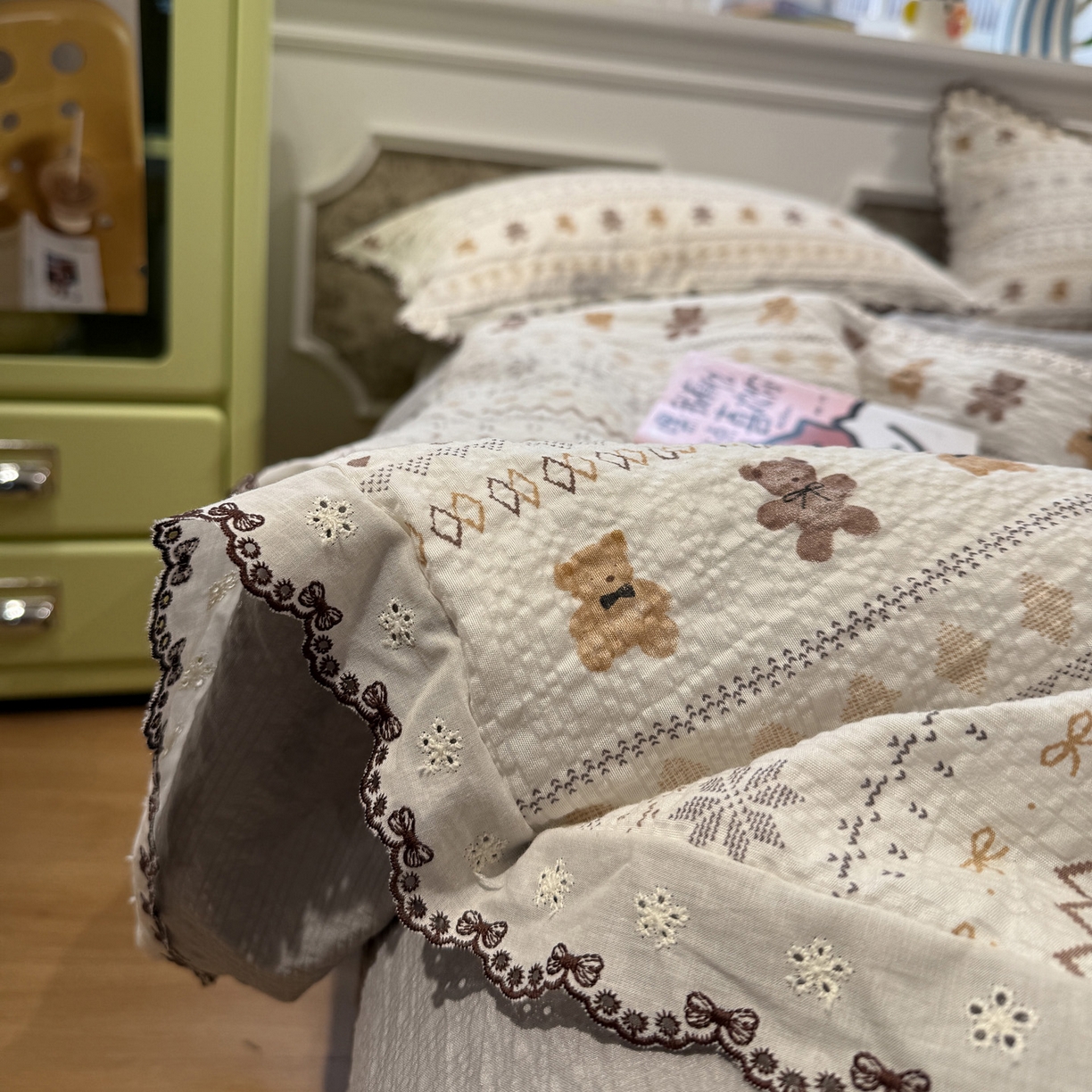 91家纺网 家纺一手货源 找家纺 水墨江南 2026新款泡芙纱全棉花边夏被四件套 花边夏被-咖啡小熊