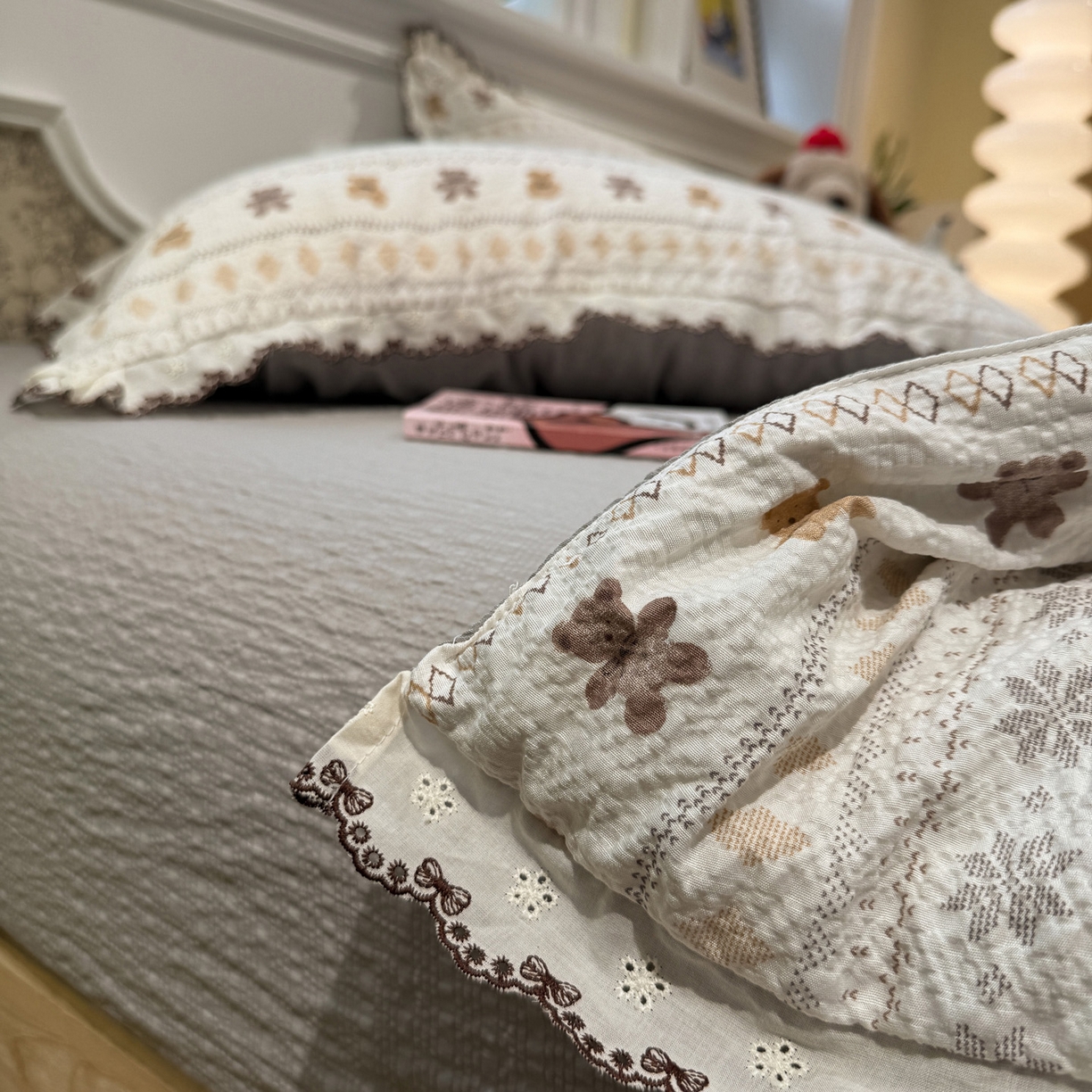 91家纺网 家纺一手货源 找家纺 水墨江南 2026新款泡芙纱全棉花边夏被四件套 花边夏被-咖啡小熊