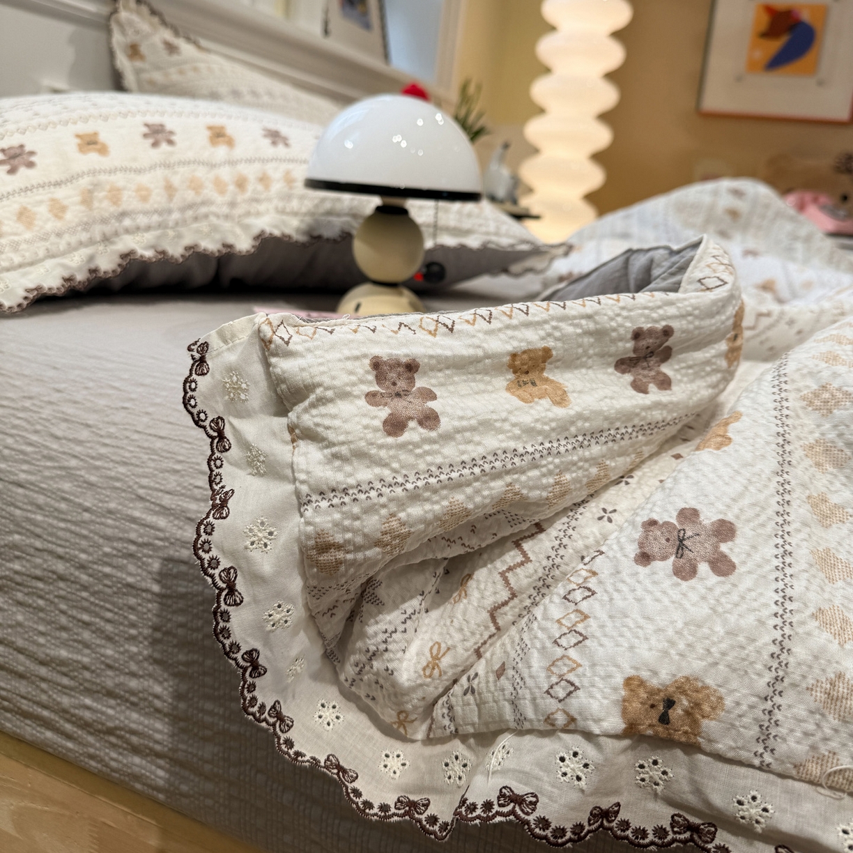 91家纺网 家纺一手货源 找家纺 水墨江南 2026新款泡芙纱全棉花边夏被四件套 花边夏被-咖啡小熊