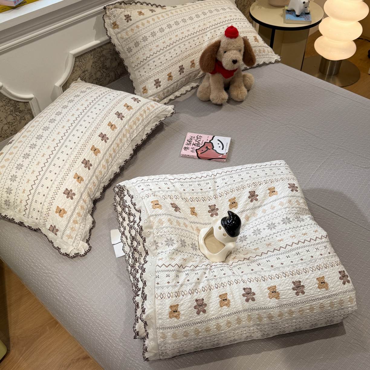 91家纺网 家纺一手货源 找家纺 水墨江南 2026新款泡芙纱全棉花边夏被四件套 花边夏被-咖啡小熊