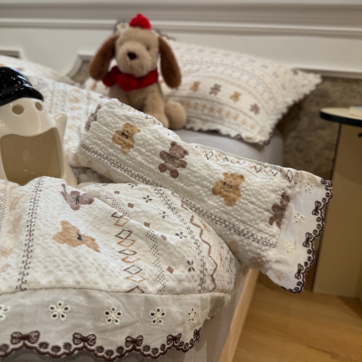 91家纺网 家纺一手货源 找家纺 水墨江南 2026新款泡芙纱全棉花边夏被四件套 花边夏被-咖啡小熊