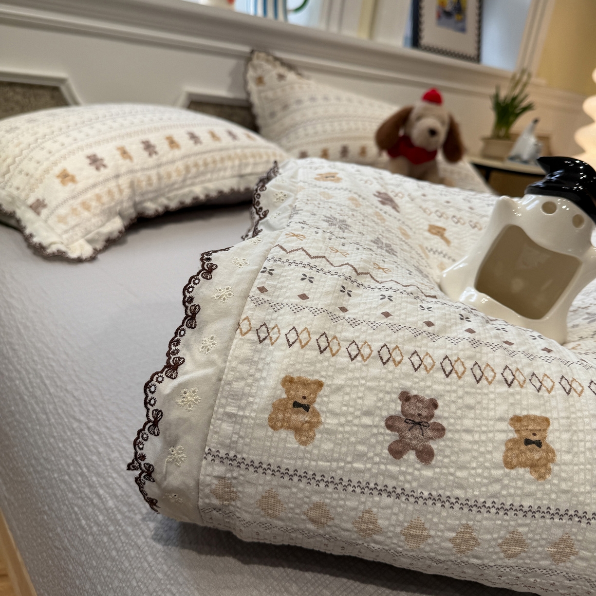 91家纺网 家纺一手货源 找家纺 水墨江南 2026新款泡芙纱全棉花边夏被四件套 花边夏被-咖啡小熊