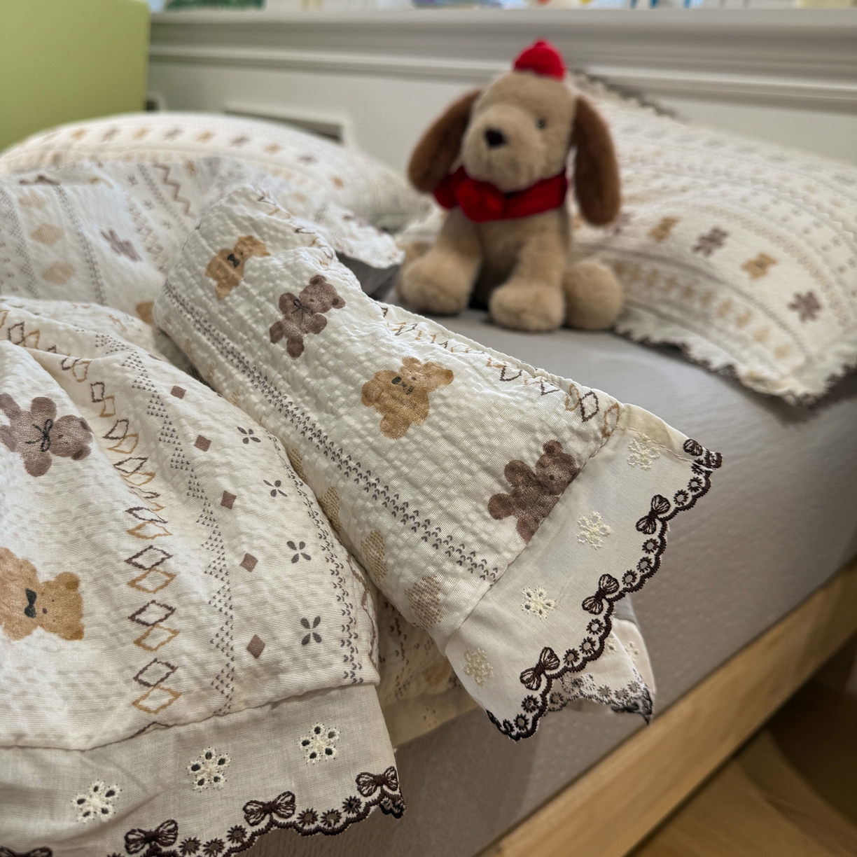 91家纺网 家纺一手货源 找家纺 水墨江南 2026新款泡芙纱全棉花边夏被四件套 花边夏被-咖啡小熊