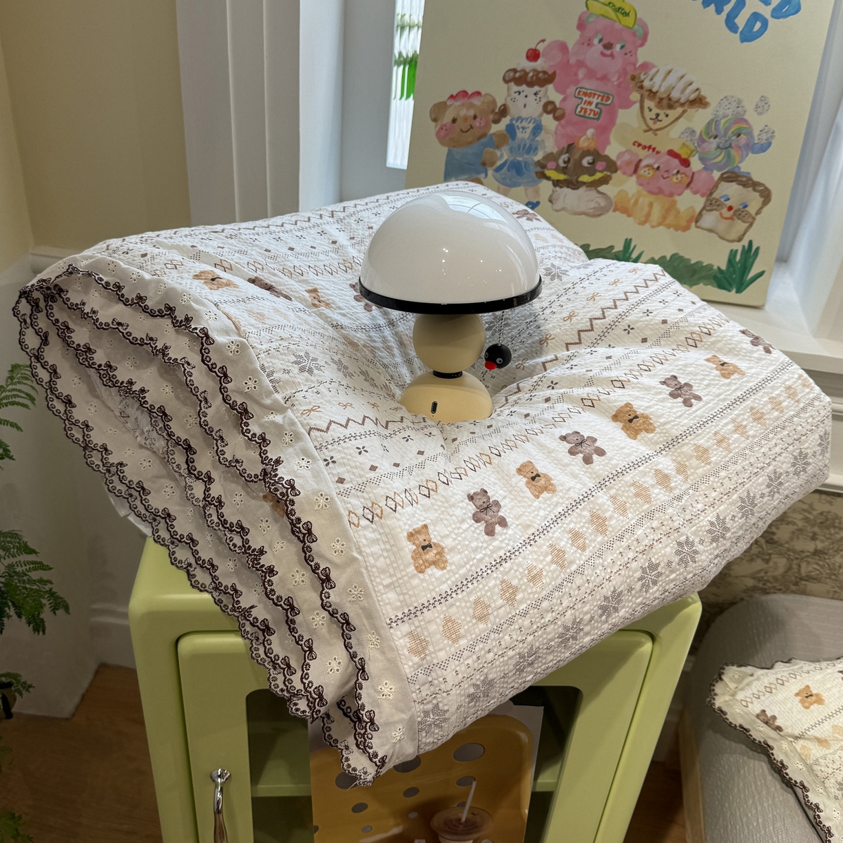 91家纺网 家纺一手货源 找家纺 水墨江南 2026新款泡芙纱全棉花边夏被四件套 花边夏被-咖啡小熊