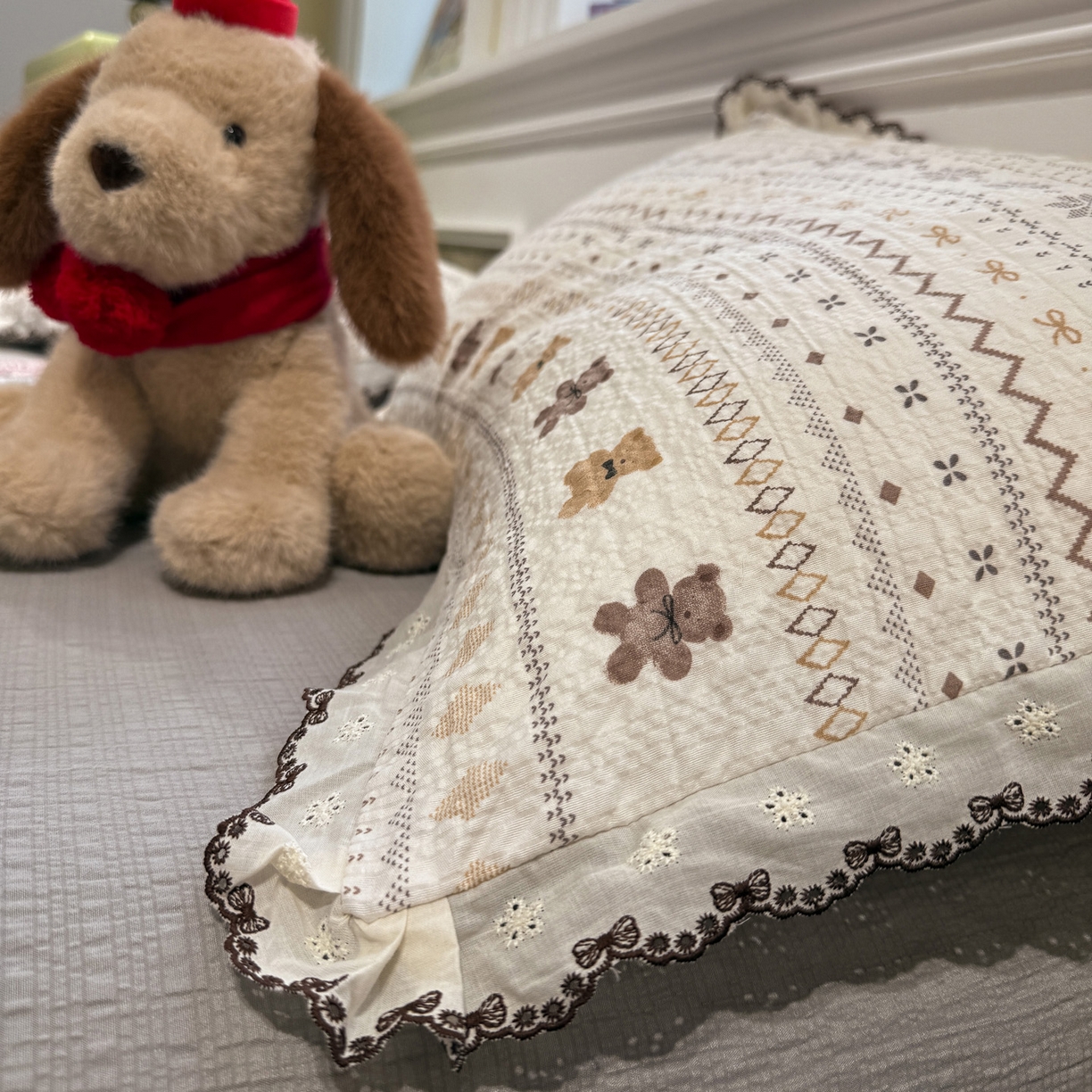 91家纺网 家纺一手货源 找家纺 水墨江南 2026新款泡芙纱全棉花边夏被四件套 花边夏被-咖啡小熊