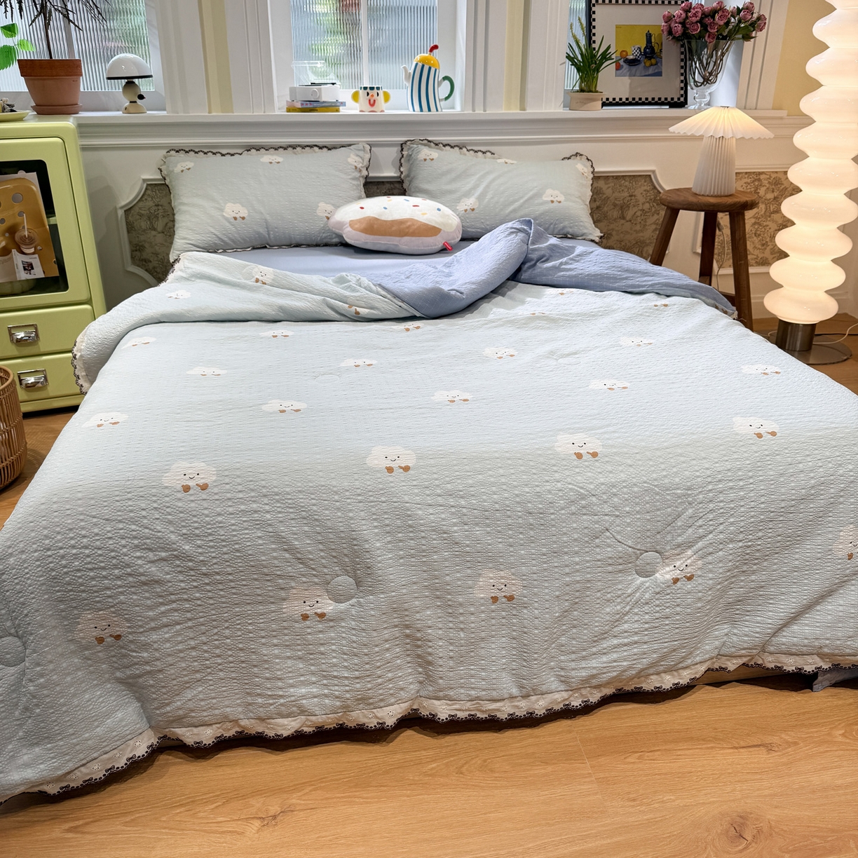 91家纺网 家纺一手货源 找家纺 水墨江南 2026新款泡芙纱全棉花边夏被四件套 花边夏被-可爱云朵