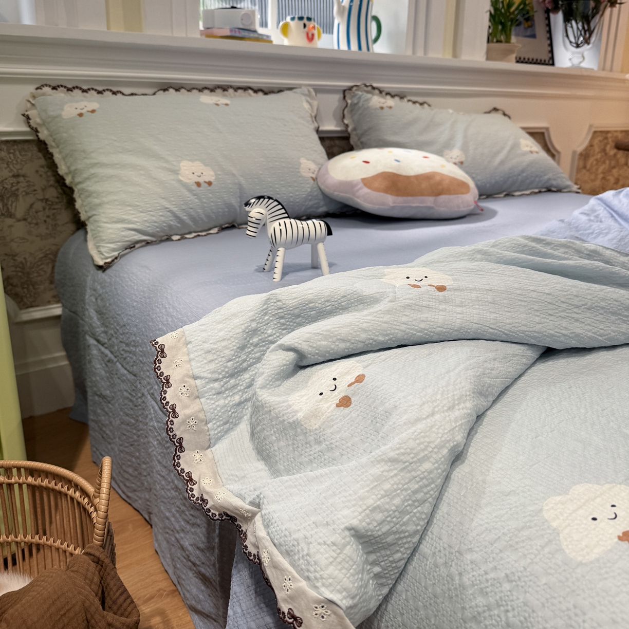 91家纺网 家纺一手货源 找家纺 水墨江南 2026新款泡芙纱全棉花边夏被四件套 花边夏被-可爱云朵