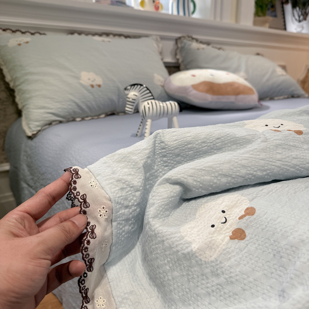 91家纺网 家纺一手货源 找家纺 水墨江南 2026新款泡芙纱全棉花边夏被四件套 花边夏被-可爱云朵