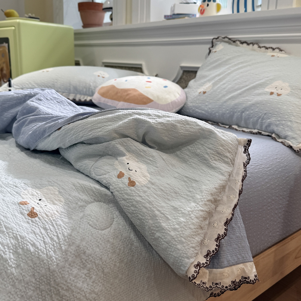 91家纺网 家纺一手货源 找家纺 水墨江南 2026新款泡芙纱全棉花边夏被四件套 花边夏被-可爱云朵