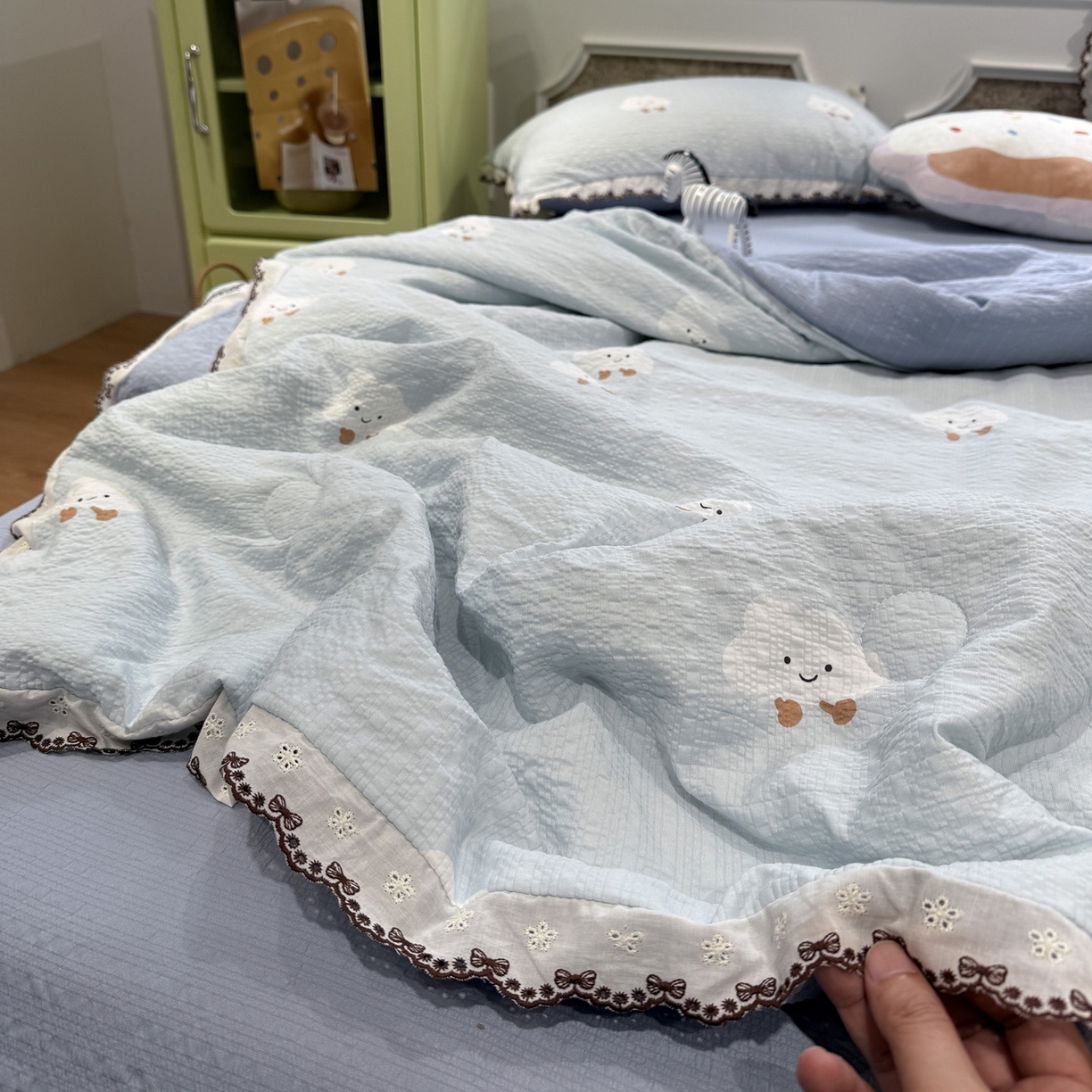 91家纺网 家纺一手货源 找家纺 水墨江南 2026新款泡芙纱全棉花边夏被四件套 花边夏被-可爱云朵